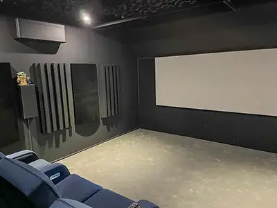 Expérience cinéma immersive dans le grenier