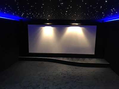 Aménagement de salle cinéma avec estrade