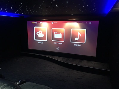 Expérience cinéma immersive avec sièges confortables