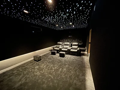 Conception salle cinéma avec son surround