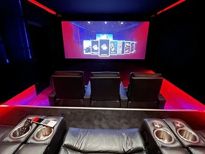 Salle cinéma décorée avec son immersif